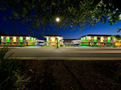 Quality Inn Hotel Hayward - Hotel Exterior at Night