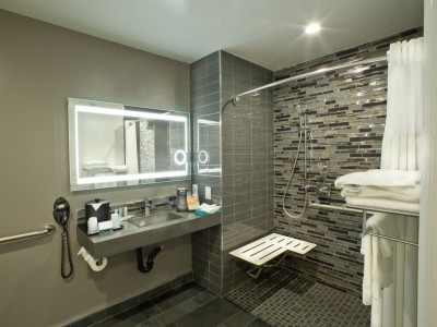 Quality Inn Hotel Hayward - Accessible King Deluxe Private Bathroom 