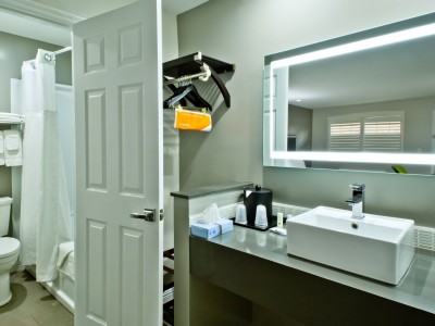 Quality Inn Hotel Hayward - Private Bathroom